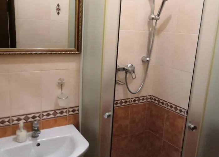 Apartmenti Near Opera Theater 아파트 리비프